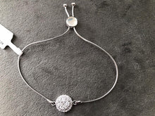 Load image into Gallery viewer, Round-centre diamond bracelet (adjustable)
